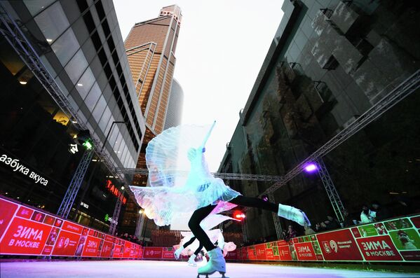 Patinadoras artísticas durante la inauguración de la pista de hielo en la zona peatonal del distrito la City de Moscú, en la capital rusa. - Sputnik Mundo