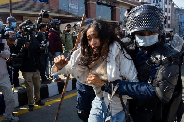 La Policía de Nepal detiene a un manifestante de la generación Z durante una protesta antigubernamental en la capital, Katmandú. Los participantes corearon consignas exigiendo la dimisión de la primera ministra Sushila Karki y la formación de un Gobierno de consenso, acusando a la Administración interina de no comprender la esencia del movimiento de la generación Z, ni el sentir de la juventud. - Sputnik Mundo