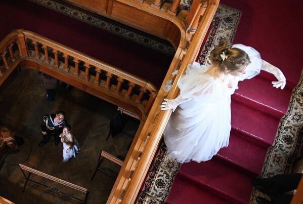 Participantes del baile anual de San Nicolás, celebrado con motivo del Día de San Nicolás en el Palacio de Livadia, en Yalta, península de Crimea.Más de 100 parejas tomaron parte en este evento solemne. - Sputnik Mundo