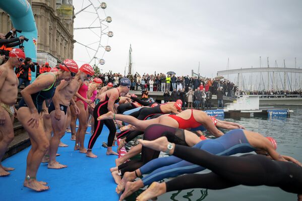 Un grupo de personas participa en la 116.ª edición de la Copa Nadal, celebrada en el Moll de Drassanes el 25 de diciembre de 2025, en Barcelona, Cataluña, España. La Copa Nadal, organizada por el Club Natació Barcelona desde 1908, es la travesía a nado más antigua de España, que se celebra cada 25 de diciembre en el puerto de Barcelona. Cientos de participantes recorren a nado 200 metros frente al Moll de la Fusta, en un evento emblemático del calendario navideño de la ciudad. - Sputnik Mundo