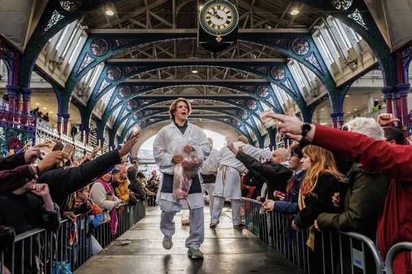 Trabajadores venden cortes de carne durante la subasta anual de Navidad en el Mercado de Smithfield el 24 de diciembre de 2025 en Londres, Reino Unido. Durante más de un siglo, el histórico Mercado de Smithfield celebra tradicionalmente esta venta de carne en Nochebuena, donde los comerciantes liquidan sus excedentes. En 2024 se anunció que Smithfield, el mayor mercado de carne del Reino Unido, cerraría de forma permanente para 2028, junto con el mercado de pescado Billingsgate, después de que la Corporación de la Ciudad de Londres votara en contra de los planes de reubicación de los mercados. Este cierre pondrá fin a más de 800 años de comercio en el lugar. - Sputnik Mundo