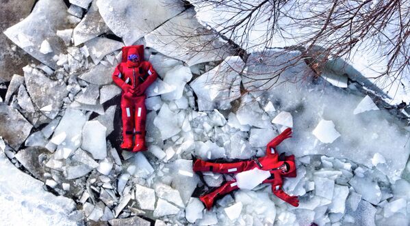 Turistas vestidos con ropa profesional resistente al frío flotan entre los bloques de hielo, en un tramo del río Jirbugan, viviendo la experiencia del llamado baño de hielo a −40 °C, en la ciudad de Ergun, Hulunbuir, en la región autónoma de Mongolia Interior, China. - Sputnik Mundo