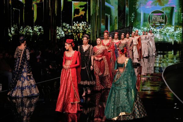 Modelos presentan las creaciones del diseñador Raja Salahuddin durante el desfile de moda Bridal Couture Week (Semana de la costura para las novias) en la ciudad de Lahore, Pakistán. - Sputnik Mundo