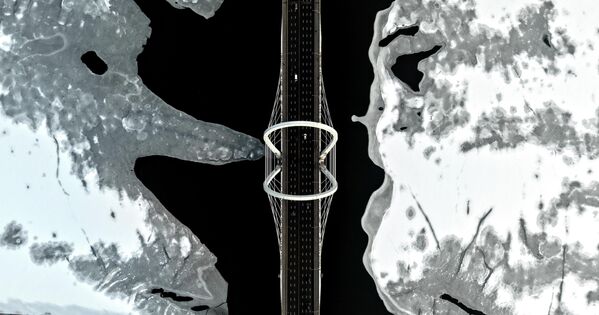 Vista aérea del río Hun, cubierto de una delgada capa de hielo tras la nevada invernal, en Shenyang, provincia de Liaoning, China. - Sputnik Mundo