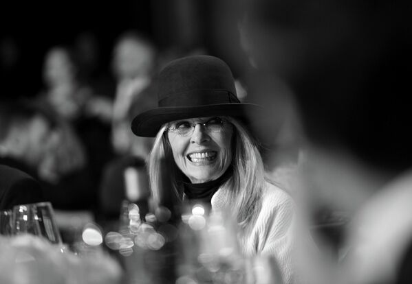 La actriz Diane Keaton, conocida por su rol en la saga de El Padrino y comedias como Annie Hall y El club de las divorciadas, murió a los 79 años en California, el 11 de octubre.Saltó a la fama en 1972 por su papel de la esposa de Michael Corleone (Al Pacino) en la película El Padrino, de Francis Ford Coppola.Sin embargo, en los años siguientes, la actriz optaría por papeles más cómicos, a la vez que forjaría una extensa sociedad creativa con el cineasta Woody Allen, lo que ayudó a que se consolidara como una de las artistas más populares de Hollywood.  - Sputnik Mundo