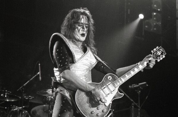 El cofundador de la legendaria agrupación de rock Kiss —Ace Frehley— murió el 16 de octubre debido a las secuelas de una caída, sufrida en septiembre. Tenía 74 años.Él, junto con Paul Stanley y Gene Simmons, fundaron Kiss en 1972, grupo que se hizo famoso por canciones como Rock and Roll all Nite, Detroit Rock City o I was made for lovin’ you. - Sputnik Mundo