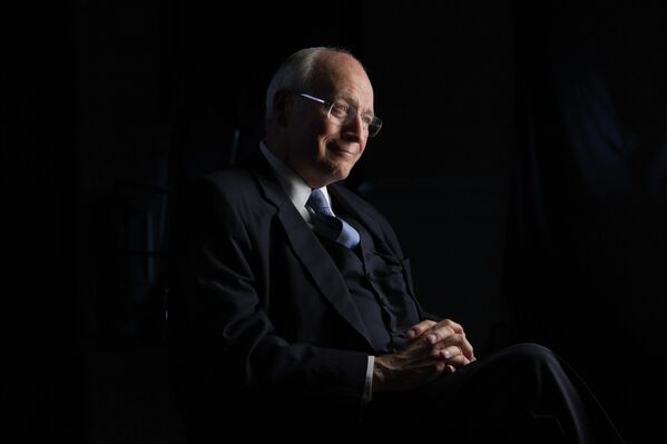 El 3 de noviembre, Richard Dick Bruce Cheney, quien ocupó el cargo del vicepresidente de EEUU entre 2001 y 2009, falleció a los 84 años debido a complicaciones derivadas de una neumonía y de enfermedades cardíacas.El político desempeñó un papel clave en la configuración de la política exterior de EEUU tras los atentados del 11-S.Es considerado como uno de los principales ideólogos de la invasión de Irak en 2003, al promover activamente la idea de la supuesta existencia de armas de destrucción masiva, de las cuales posteriormente no se encontró evidencia. - Sputnik Mundo