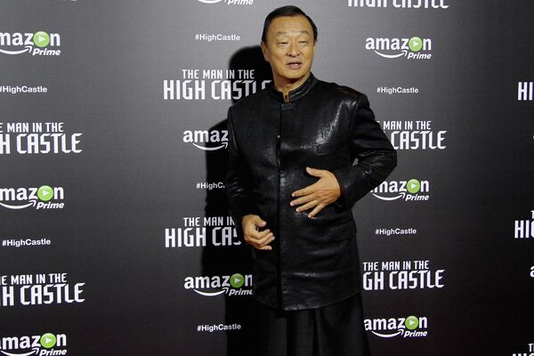 El actor estadounidense de origen japonés Cary-Hiroyuki Tagawa, conocido por sus papeles en las películas Mortal Kombat y Memorias de una geisha, falleció a los 76 años, el 4 de diciembre. Tagawa inició su carrera en el cine con la aclamada El último emperador de Bernardo Bertolucci (1987), film que obtuvo nueve Oscares. Posteriormente, interpretó papeles memorables en múltiples blockbusters, donde solía representar personajes en el cruce de las culturas oriental y occidental, mostrando con frecuencia su dominio de las artes marciales. - Sputnik Mundo