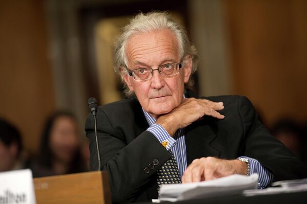 El 8 de diciembre falleció a los 83 años Iain Douglas-Hamilton, voluntario y reconocido experto mundial en elefantes africanos. Inició su labor científica a los 23 años en Tanzania, donde en el Parque Nacional del Lago Manyara estudió el comportamiento de estos gigantes en su hábitat natural.  Su lucha contra la caza furtiva contribuyó a la instauración, en 1989, de la primera prohibición mundial del comercio de marfil. Más tarde, en 1994, fundó en Kenia la organización conservacionista Save the Elephants. - Sputnik Mundo