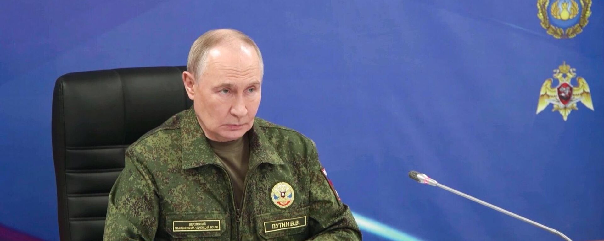 Vladímir Putin, presidente ruso, mantiene una reunión en el puesto de mando del Grupo Conjunto de las FFAA rusas   - Sputnik Mundo, 1920, 27.12.2025