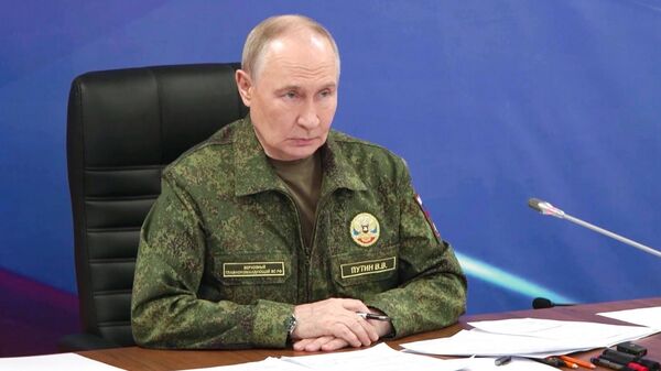 Vladímir Putin, presidente ruso, mantiene una reunión en el puesto de mando del Grupo Conjunto de las FFAA rusas   - Sputnik Mundo