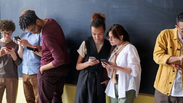 Nueva York obligará a las redes sociales a mostrar advertencias sobre salud mental - Sputnik Mundo