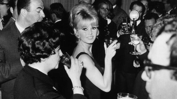 Brigitte Bardot, actriz francesa, brinda en la rueda de prensa de la última película de Jean-Luc Godard - Sputnik Mundo