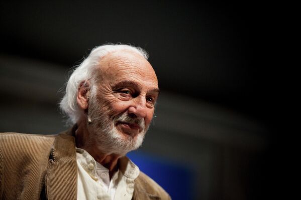 El 13 de diciembre, a los 96 años, en Madrid —ciudad en la que residió durante más de dos décadas— falleció una de las figuras culturales más destacadas de nuestro tiempo, Héctor Alterio.Se consagró como uno de los actores más influyentes del cine y teatro iberoamericano y fue un ícono de la cultura argentina.Su trayectoria artística se plasmó en más de 150 obras de cine, teatro y televisión, fue protagonista de cinco películas nominadas al Oscar. - Sputnik Mundo