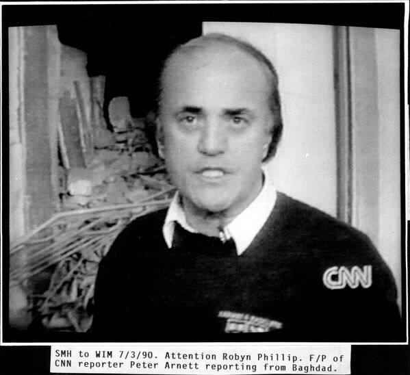El periodista estadounidense de origen neozelandés Peter Gregg Arnett, conocido por su cobertura sin concesiones de las guerras de Vietnam, Irak y Afganistán, falleció el 17 de diciembre a los 91 años.Ganador del Premio Pulitzer, trabajó en distintas etapas para Associated Press y CNN, y pasó décadas en los principales focos de conflicto para ofrecer a la opinión pública información veraz. A lo largo de su carrera, protagonizó varios episodios polémicos, en los que el Gobierno de EEUU expresó su descontento por la manera en que retrataba al Ejército y al alto mando del país. - Sputnik Mundo