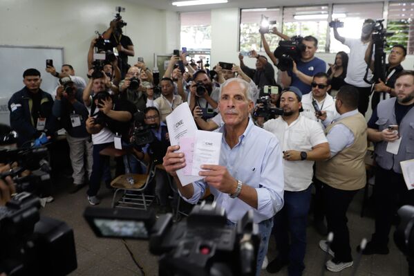 El candidato presidencial por el Partido Nacional de Honduras, Nasry Asfura, emitió su voto, el 30 de noviembre de 2025 en Tegucigalpa, Honduras. El 24 de diciembre, el Consejo Nacional Electoral del país declaró como presidente electo a Nasry Asfura, tras haber ganado los comicios con el 40,26% de los votos, frente al centrista Salvador Nasralla, quien consiguió el 39,39%. El candidato presidencial por el Partido Nacional de Honduras, Nasry Asfura, emitió su voto, el 30 de noviembre de 2025 en Tegucigalpa, Honduras. El 24 de diciembre, el Consejo Nacional Electoral del país declaró como presidente electo a Nasry Asfura, tras haber ganado los comicios con el 40,26% de los votos, frente al centrista Salvador Nasralla, quien consiguió el 39,39%. - Sputnik Mundo