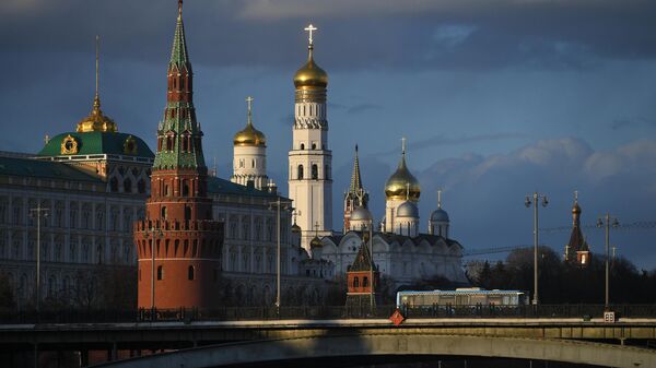 Un autobús cruza el puente Bolshói Kamenni en Moscú  - Sputnik Mundo