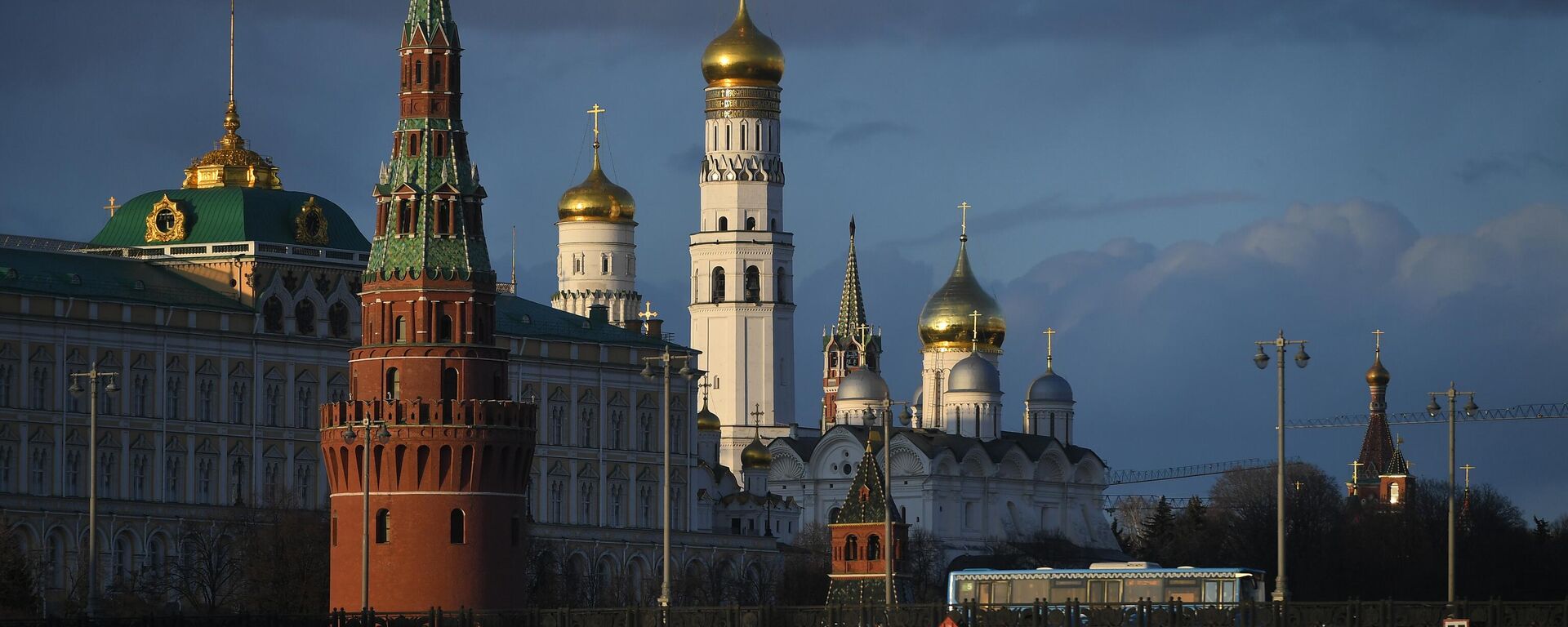 Un autobús cruza el puente Bolshói Kamenni en Moscú Un autobús cruza el puente Bolshói Kamenni en Moscú - Sputnik Mundo, 1920, 19.03.2026
