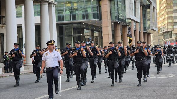 Un desfile de la Policía uruguaya en la Plaza Independencia de Montevideo, en diciembre de 2025 - Sputnik Mundo