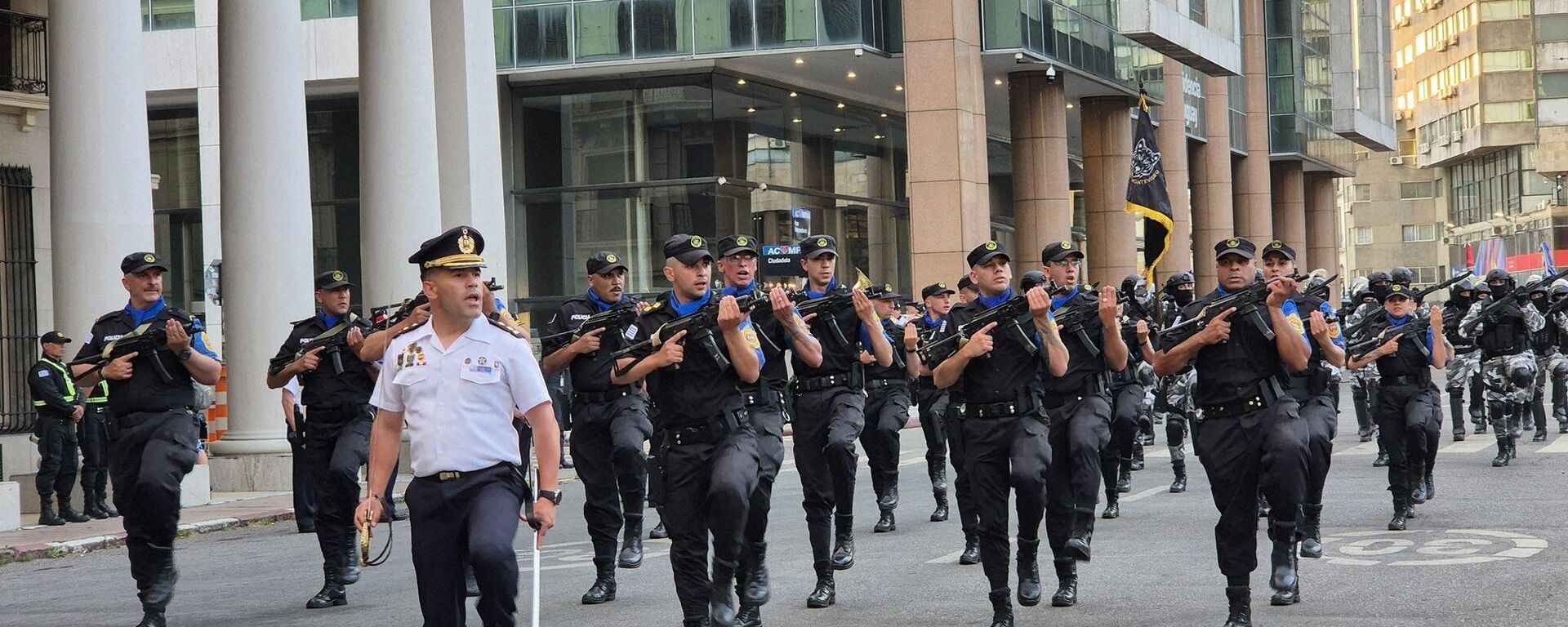 Un desfile de la Policía uruguaya en la Plaza Independencia de Montevideo, en diciembre de 2025 Un desfile de la Policía uruguaya en la Plaza Independencia de Montevideo, en diciembre de 2025 - Sputnik Mundo, 1920, 30.12.2025