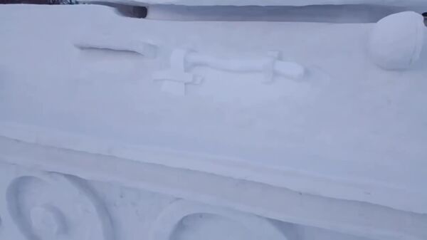 Cuando la réplica iguala al original: un niño y su abuelo recrean el legendario tanque T-34 con nieve - Sputnik Mundo