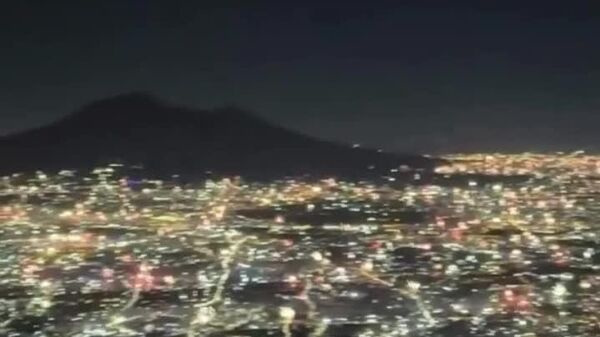 Un mar de luces: el espectáculo pirotécnico de Año Nuevo en Nápoles se viraliza en redes sociales - Sputnik Mundo