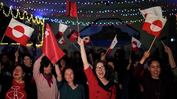 Población local de Groenlandia con las banderas groenlandesas - Sputnik Mundo