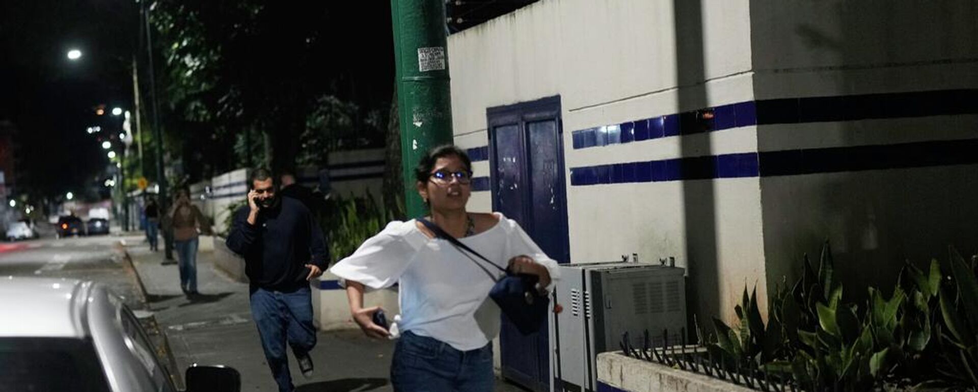 Peatones corren tras escucharse explosiones y aviones volando a baja altura en Caracas, Venezuela, el 3 de enero de 2026 Peatones corren tras escucharse explosiones y aviones volando a baja altura en Caracas, Venezuela, el 3 de enero de 2026 - Sputnik Mundo, 1920, 03.01.2026