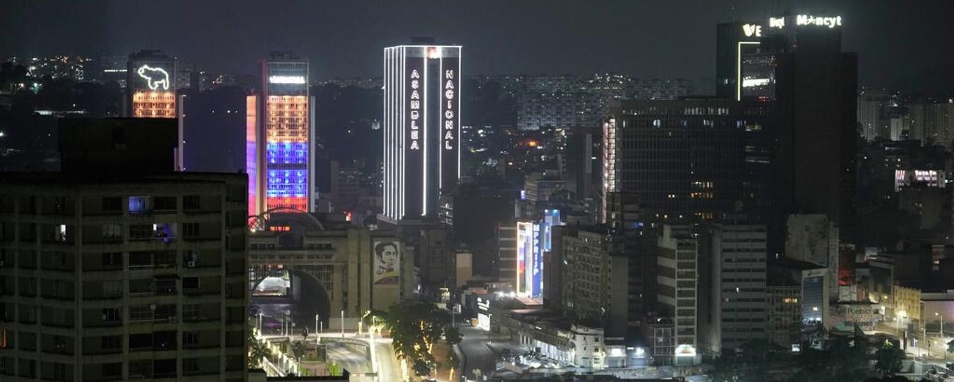 El edificio de la Asamblea Nacional se ilumina en el centro de Caracas, Venezuela, luego de que se escucharan explosiones, el 3 de enero de 2026  - Sputnik Mundo, 1920, 03.01.2026