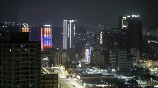 El edificio de la Asamblea Nacional se ilumina en el centro de Caracas, Venezuela, luego de que se escucharan explosiones, el 3 de enero de 2026  - Sputnik Mundo
