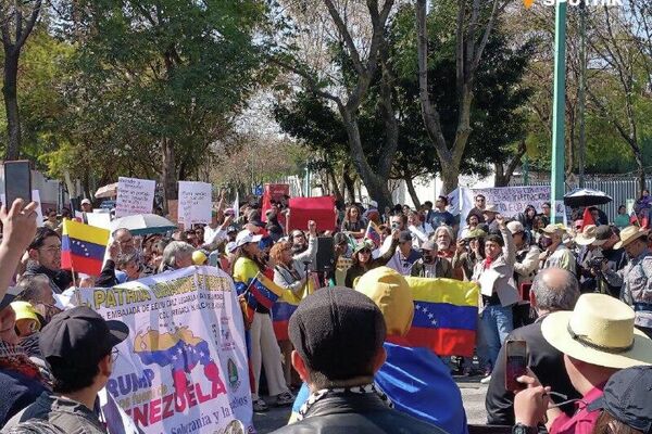 🪧 Manos fuera de Venezuela: protestan en México por el ataque de EEUU contra Caracas - Sputnik Mundo