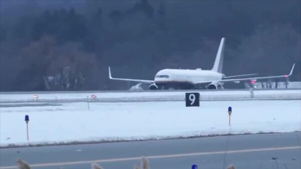 Los principales medios de comunicación estadounidenses reportan el arribo de una aeronave, donde podría estar el mandatario venezolano y su esposa, Cilia Flores, tras ser capturados por las fuerzas del país norteamericano - Sputnik Mundo