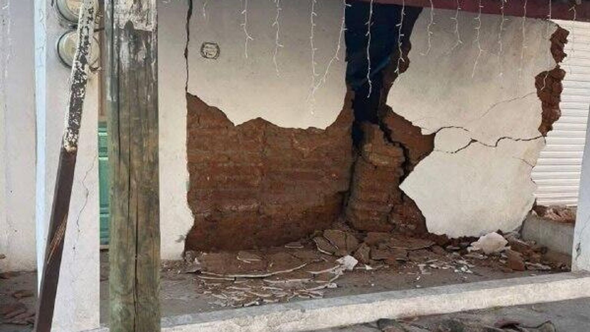Autoridades mexicanas reportan daños en viviendas y edificios públicos de Guerrero tras sismo Autoridades mexicanas reportan daños en viviendas y edificios públicos de Guerrero tras sismo - Sputnik Mundo, 1920, 04.01.2026