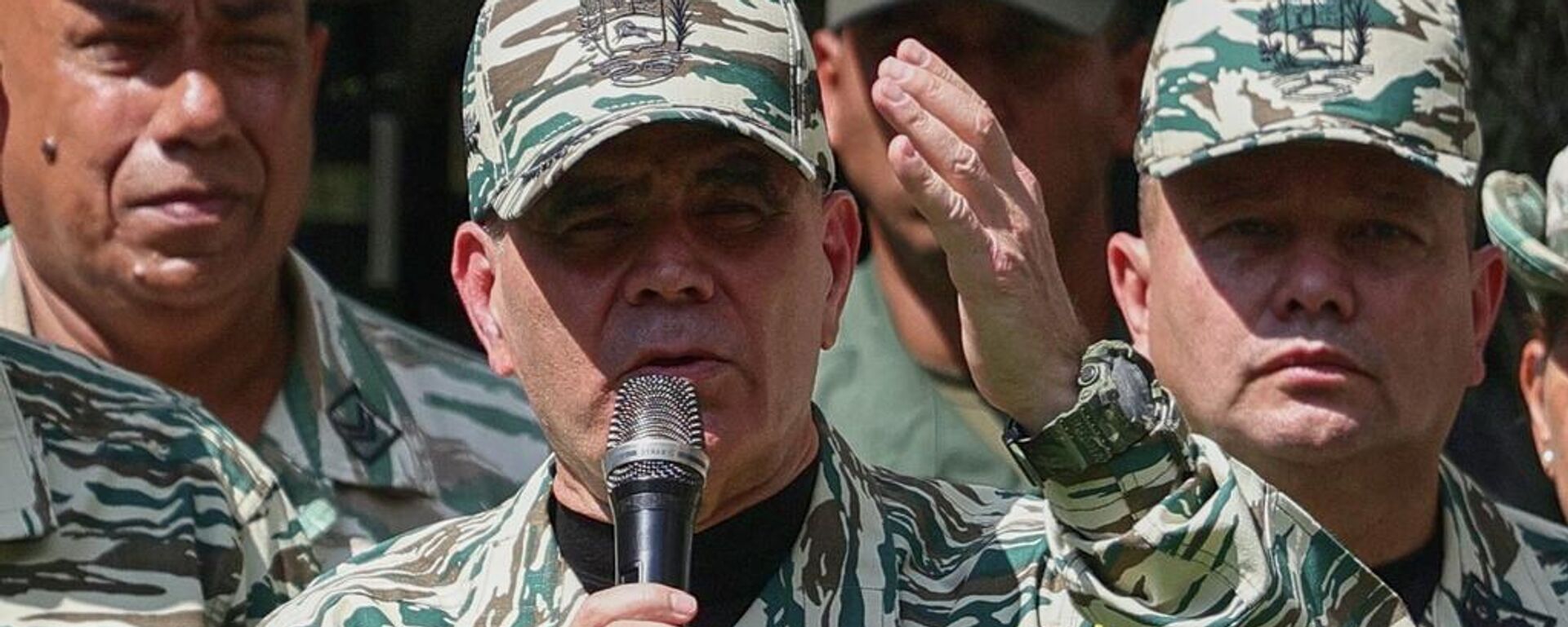 Vladimir Padrino López, ministro de Defensa venezolano, habla durante ejercicios militares en Caracas, Venezuela, el 4 de octubre de 2025  - Sputnik Mundo, 1920, 04.01.2026