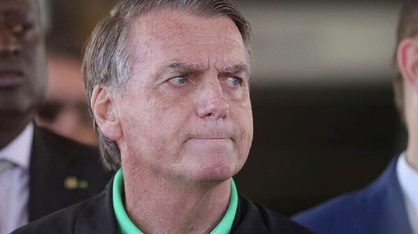 Autorizan exámenes hospitalarios para Bolsonaro tras caerse en prisión - Sputnik Mundo