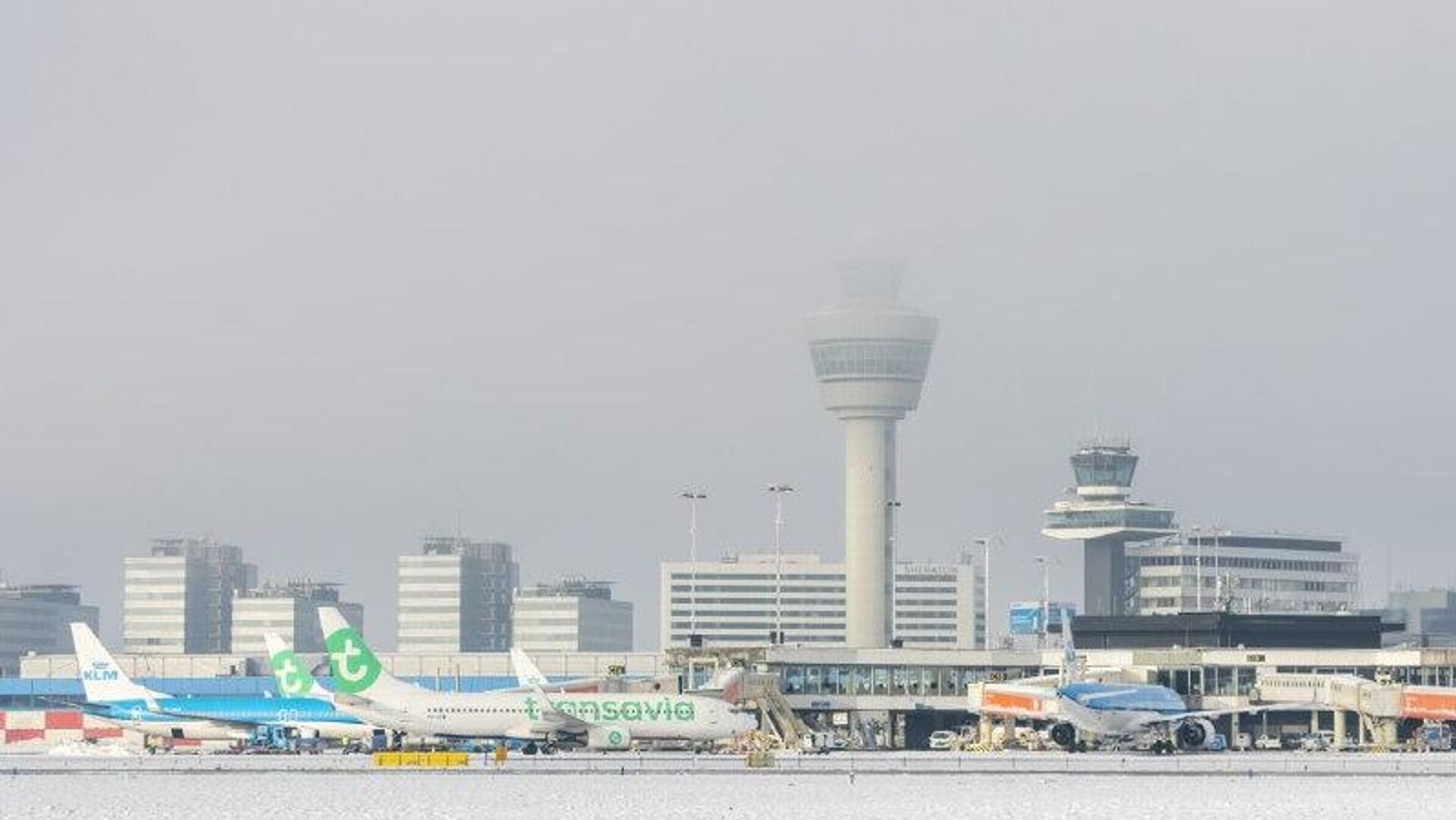 Cientos de vuelos son cancelados en Europa por las fuertes nevadas Cientos de vuelos son cancelados en Europa por las fuertes nevadas - Sputnik Mundo, 1920, 08.01.2026