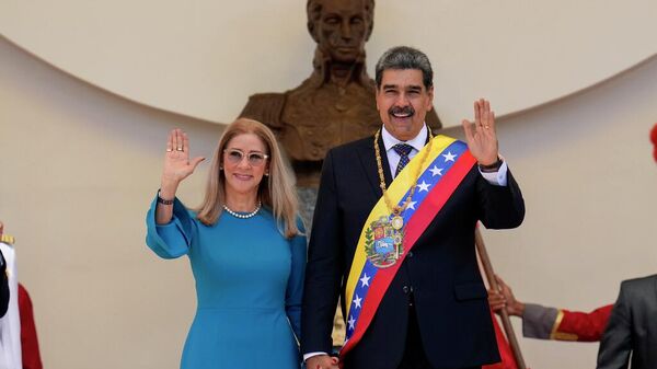 El presidente venezolano, Nicolás Maduro, y su esposa Cilia Flores - Sputnik Mundo