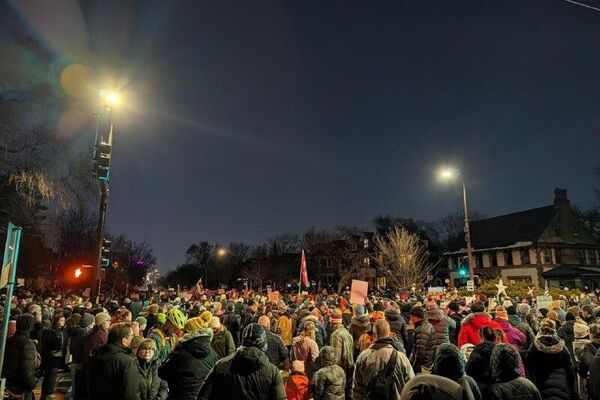 🪧 La muerte de una mujer a manos del ICE desata protestas en Mineápolis - Sputnik Mundo