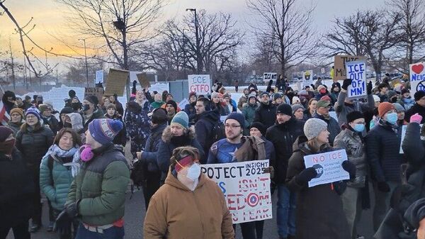 🪧 La muerte de una mujer a manos del ICE desata protestas en Mineápolis - Sputnik Mundo