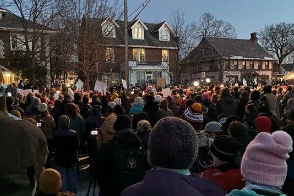 🪧 La muerte de una mujer a manos del ICE desata protestas en Mineápolis - Sputnik Mundo