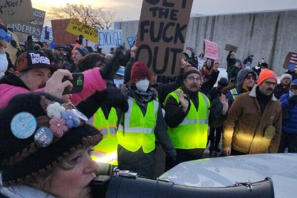 🪧 La muerte de una mujer a manos del ICE desata protestas en Mineápolis - Sputnik Mundo