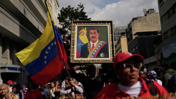 Venezolanos portando una imagen del presidente Nicolás Maduro Venezolanos portando una imagen del presidente Nicolás Maduro - Sputnik Mundo