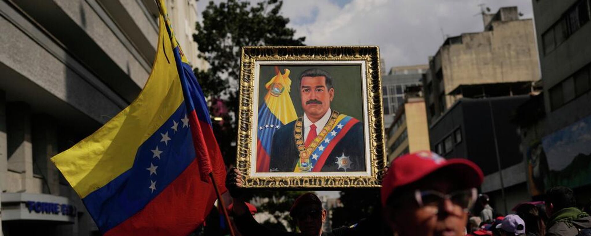 Venezolanos portando una imagen del presidente Nicolás Maduro - Sputnik Mundo, 1920, 10.01.2026