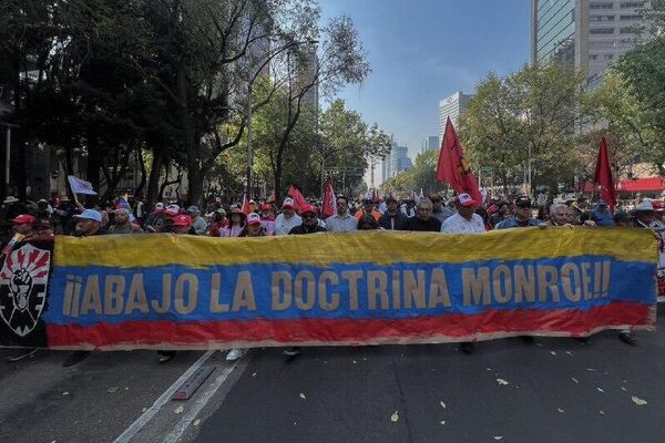 🪧 Marchan en la capital de México contra la intervención de EEUU en Venezuela - Sputnik Mundo