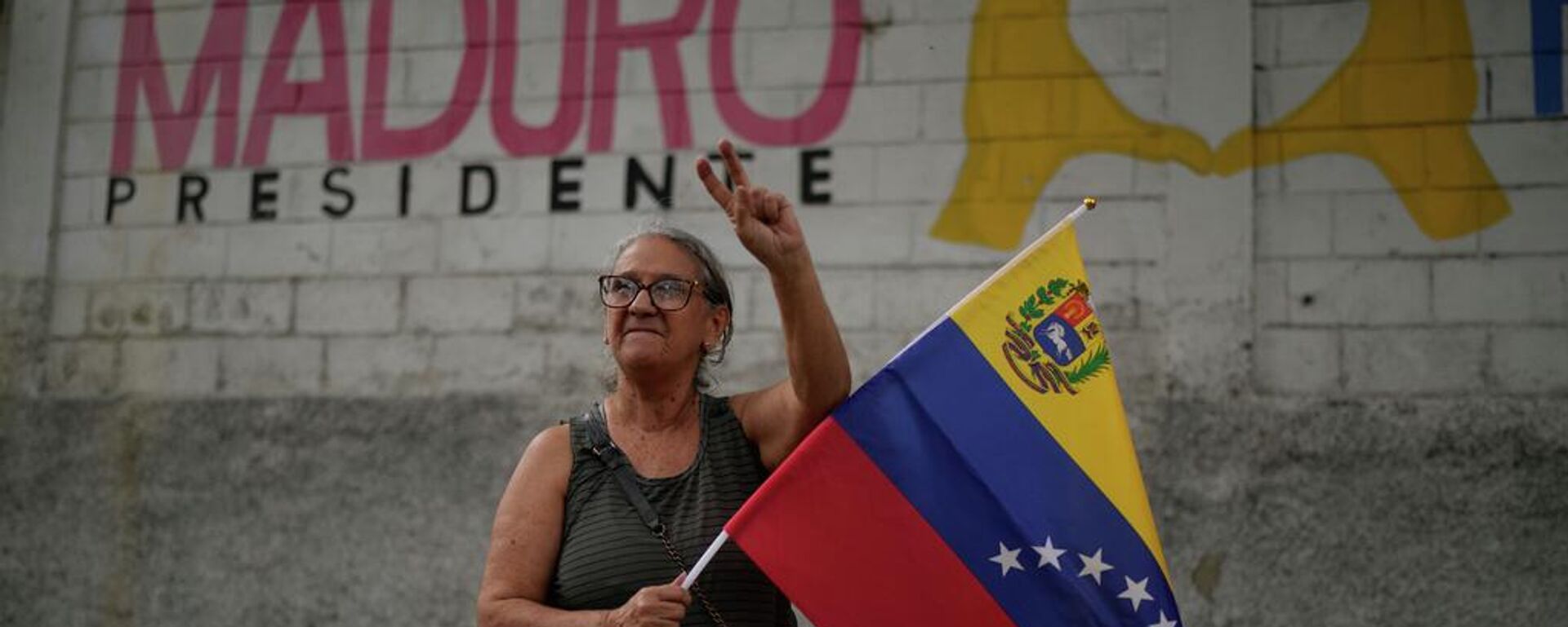 Una simpatizante del expresidente venezolano Nicolás Maduro se une a una manifestación en Caracas - Sputnik Mundo, 1920, 11.01.2026