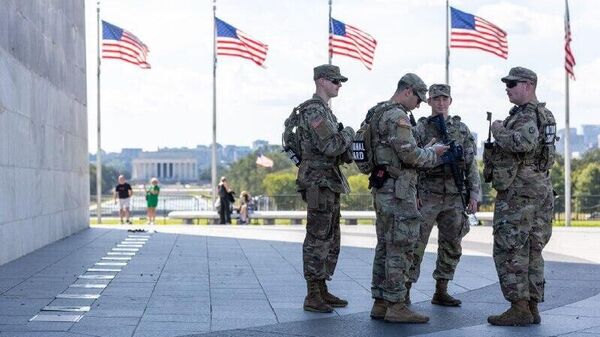 Congresista demócrata exige a los militares desobedecer esta orden ilegal de Trump, si ordena un ataque a Groenlandia - Sputnik Mundo