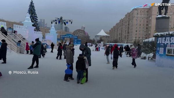 Un cuento de cristal: ¡Así pasan las vacaciones invernales en Moscú! - Sputnik Mundo