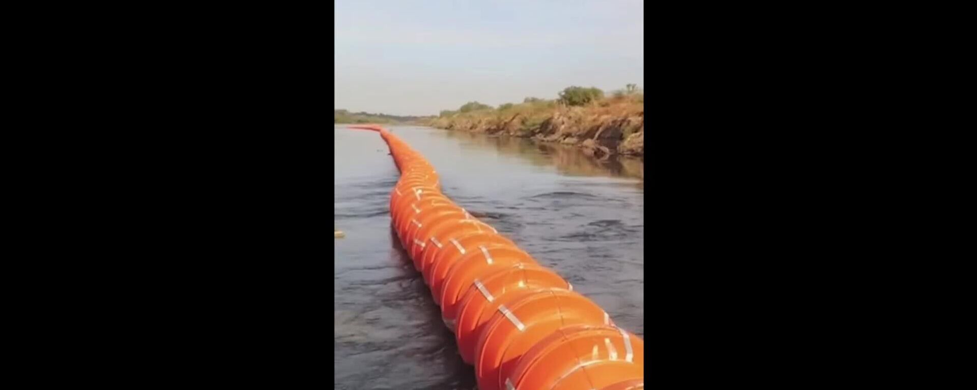 EEUU vuelve a colocar 'muro acuático' en la frontera con México - Sputnik Mundo, 1920, 12.01.2026