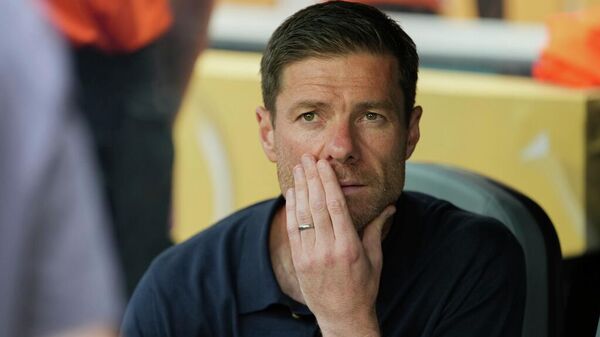 Xabi Alonso, entonces entrenador del Real Madrid,  se sienta antes del partido de fútbol de octavos de final del Mundial de Clubes entre el Real Madrid y la Juventus en Miami Gardens, Florida, el martes 1 de julio de 2025  - Sputnik Mundo