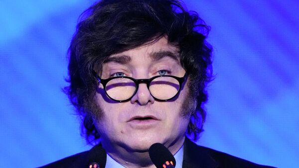 Acumular dólares sin devaluar: el dilema central del Gobierno de Milei para 2026 - Sputnik Mundo